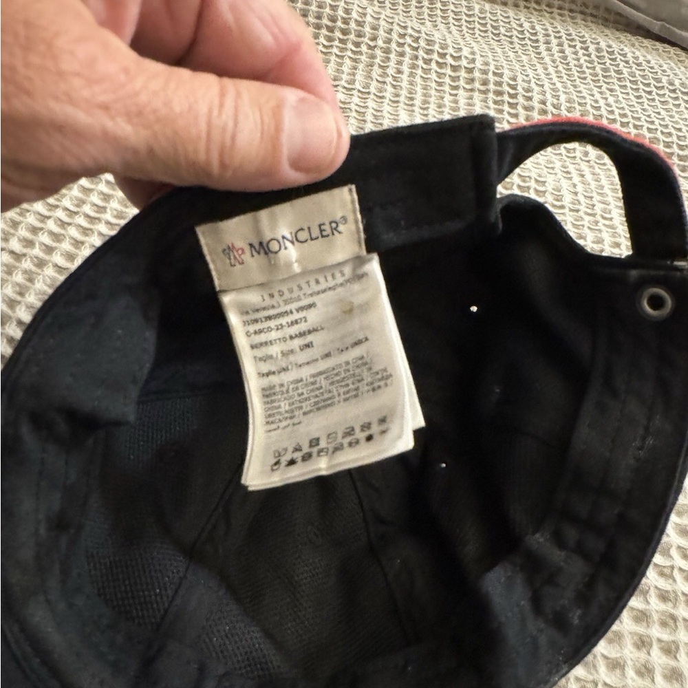 MONCLER AUTHENTIC Stylish Black Cap - Picture 2 of 4